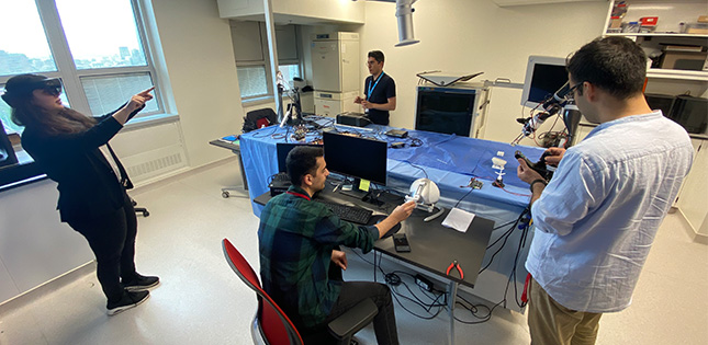 Étudiants de cycle supérieur et stagiaires effectuant de la recherche au Centre de chirurgie robotique à la Plateforme d'innovation clinique